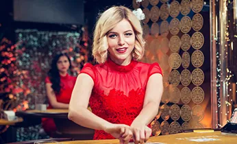 Hình ảnh đại diện cho dịch vụ hỗ trợ khách hàng và phần câu hỏi thường gặp, với biểu tượng hỏi đáp và nhân viên hỗ trợ.